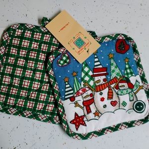 CUTE GIFT!!!  NEW Set 2 potholders Christmas snowman winter scene plaid